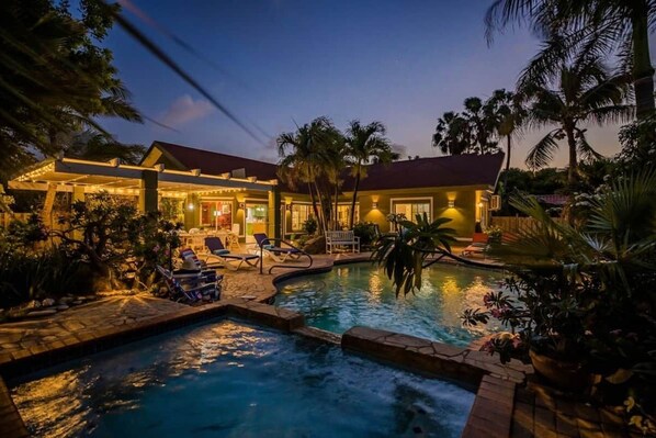 Spacious 5BR Home w/ Amazing Garden & PrivatePool (3785)