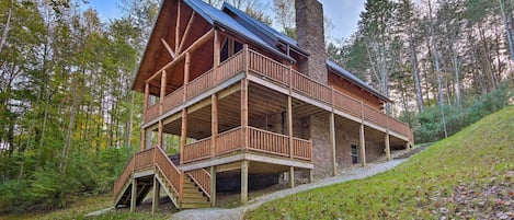 Logan Vacation Rental | 2BR | 2BA | Stairs Required for Entry | 2,160 Sq Ft