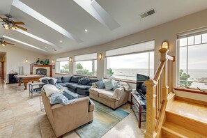 Living Room | Free WiFi | Central A/C | Smart TV