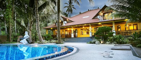 Camplung Beach Villa built in colonial style 6 Bedrooms a Private Pool