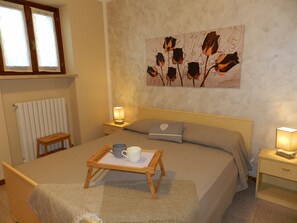 Schlafzimmer mit Doppelbett