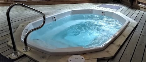 Indoor spa tub