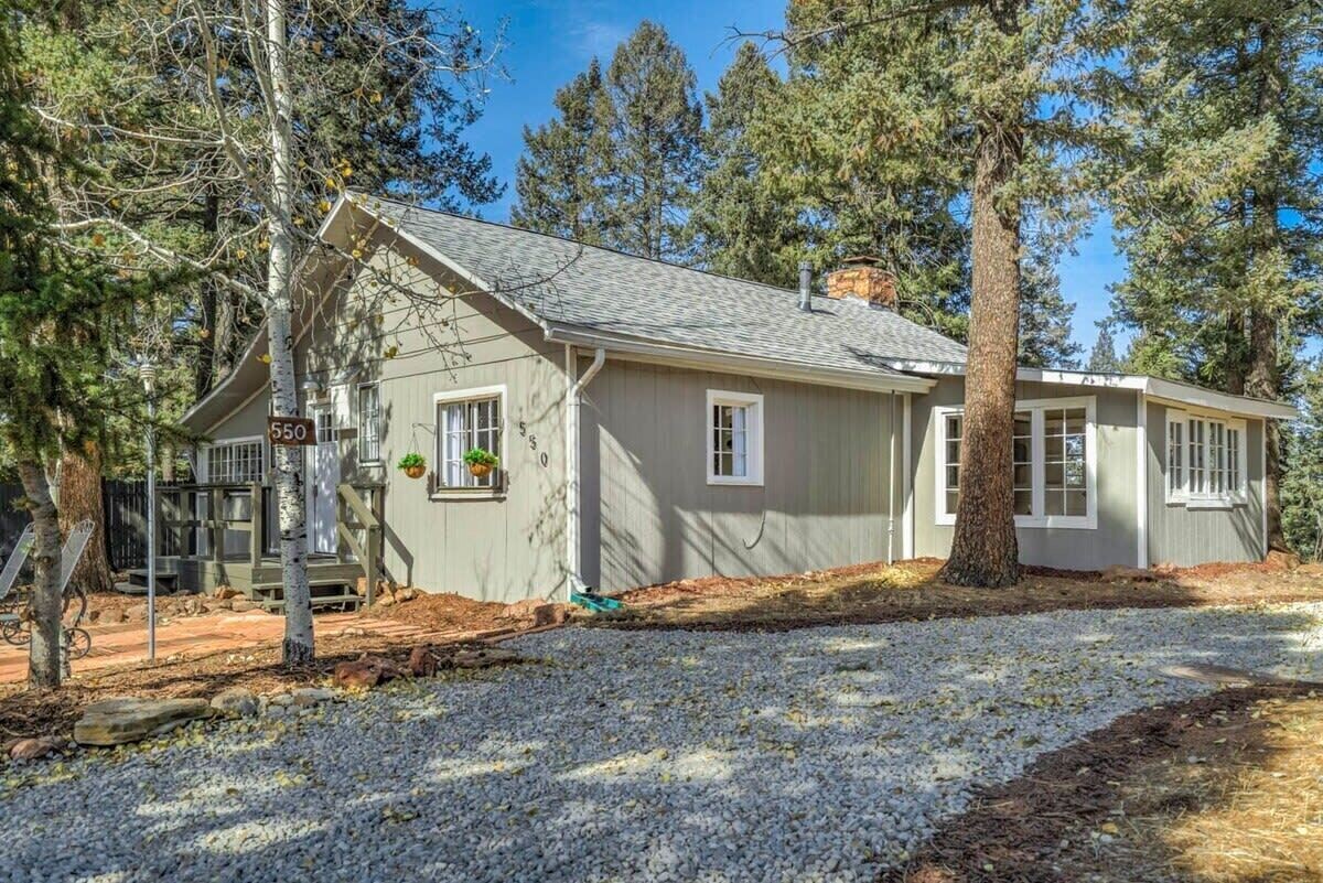 2BR Pikes Peak View and Nestled in the Trees