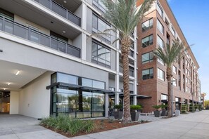 Situated in the heart of Santa Clara, our hotel's location is ideal for those looking to enjoy a variety of attractions and entertainment within walking distance. With nearby dining options and free Wi-Fi, your Kasa apartment is perfect for business or leisure travel.