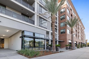 Situated in the heart of Santa Clara, our hotel's location is ideal for those looking to enjoy a variety of attractions and entertainment within walking distance. With nearby dining options and free Wi-Fi, your Kasa apartment is perfect for business or leisure travel.