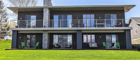 Six walkouts to verandahs & decking with views to Georgian Bay