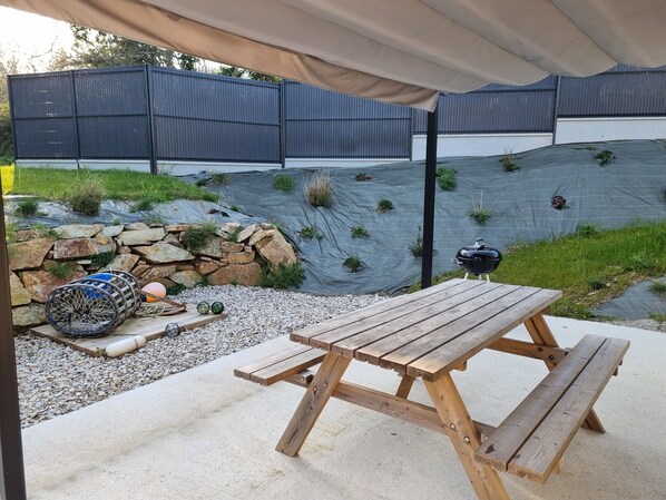 La terrasse, idéale pour un barbecue en famille