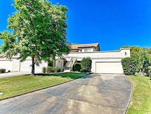 Grand and long driveway. Can park 4 cars easily.