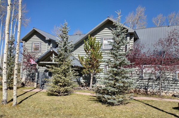 Front of Grey Bear Lodge log home