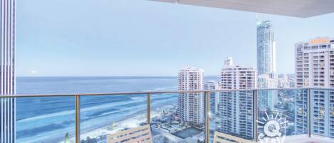 Spectacular views of the ocean and city from the balcony😍