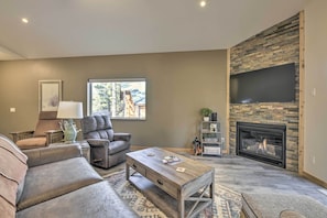 Living Area | Fireplace | Smart TV