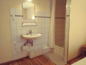 Zweibettzimmer mit Dusche (WC auf der Etage)