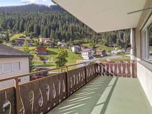 Eigentum, Gebäude, Pflanze, Himmel, Fenster, Holz, Baum, Haus, Schatten, Urban Design