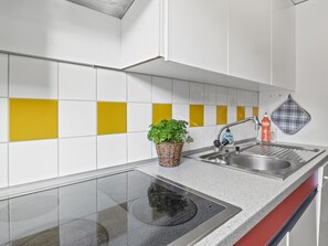 Spüle, Sinken, Cabinetry, Zapfhahn, Countertop, Armatur, Interior Design, Küche, Flooring, Fussboden