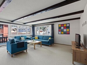 Eigentum, Möbel, Gebäude, Tabelle, Beleuchtung, Fenster, Wohnzimmer, Fernsehen, Interior Design, Fussboden