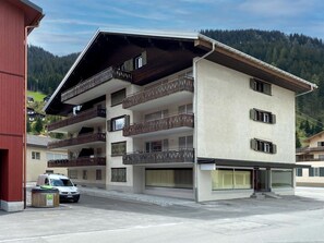 Himmel, Wolke, Gebäude, Fenster, Auto, Baum, Haus, Urban Design, Rad, Materialeigenschaft