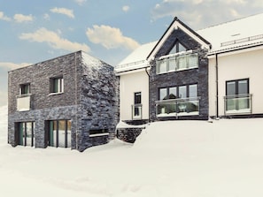 Cloud, Sky, Building, Window, Snow, House, Slope, Cottage, Residential Area