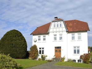 Ciel, Plante, Nuage, Bâtiment, Fenêtre, Maison, Lot Terre, Herbe, Arbre, Porte