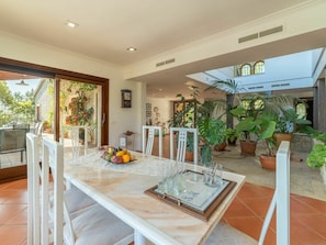Plante, Propriété, Meubles, Table, Pot De Fleur, Plante D'Appartement, Bois, Design Intérieur, Porche, Chaise