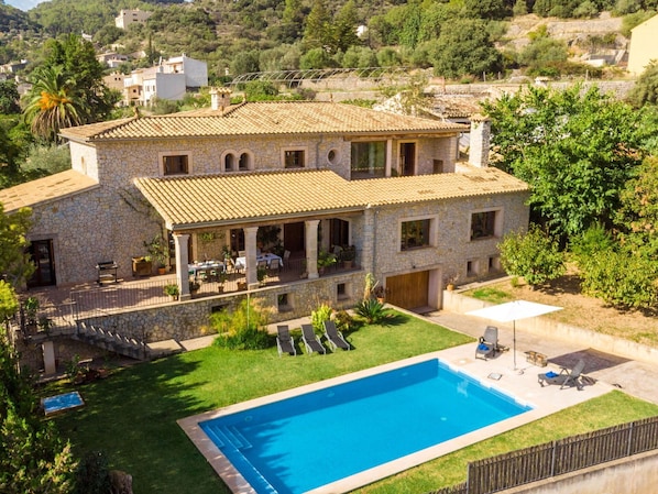 Bâtiment, Plante, Propriété, Fenêtre, L'Eau, Vert, Arbre, Piscine, Porte, Maison