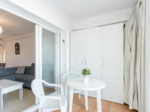 Möbel, Eigentum, Couch, Tabelle, Komfort, Holz, Interior Design, Beleuchtung, Flooring, Wohnzimmer
