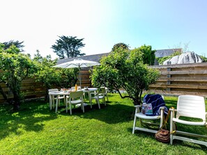 Pflanze, Himmel, Möbel, Eigentum, Tabelle, Stuhl, Gebäude, Gartenmöbel, Tisch Im Freien, Schatten