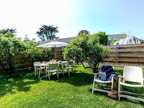 Pflanze, Himmel, Möbel, Eigentum, Tabelle, Stuhl, Gebäude, Gartenmöbel, Tisch Im Freien, Schatten