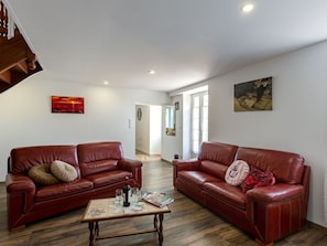 Braun, Couch, Möbel, Tabelle, Bilderrahmen, Holz, Gebäude, Beleuchtung, Wohnzimmer, Interior Design