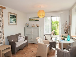 Möbel, Eigentum, Tabelle, Bilderrahmen, Grün, Holz, Interior Design, Couch, Pflanze, Wohnzimmer