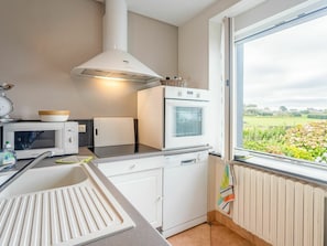 Cabinetry, Eigentum, Countertop, Küchengerät, Gebäude, Holz, Herd, Interior Design, Haushaltsgerät, Küche