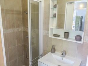 Mirror, Property, Plumbing Fixture, Tap, Sink, Bathroom, Bathroom Sink, Interior Design, Shower