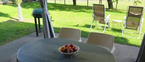 Table, Vaisselle, Meubles, Plante, Propriété, Vert, Chaise, Arbre, Tableau De Plein Air, Feuille