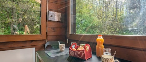 Table, Propriété, Vaisselle, Bois, Fenêtre, Design Intérieur, Ombre, Plante, Dur, Tache De Bois