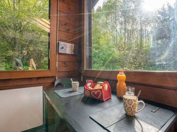 Tabelle, Eigentum, Geschirr, Holz, Fenster, Interior Design, Schatten, Pflanze, Hartholz, Holzbeize