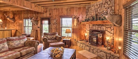 Mammoth Spring Vacation Rental | 3BR | 3BA | 4,500 Sq Ft | Stairs Required