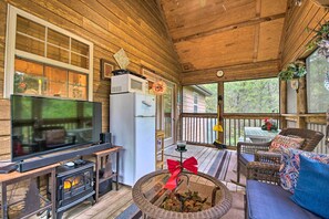 Screened Porch | Smart TV | Electric Stove Fireplace