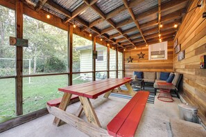 Screened-In Porch | Access to Outside