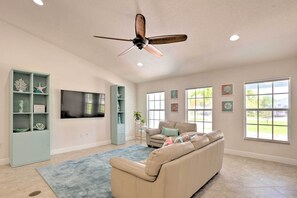 Living Room | Smart TV | Board Games