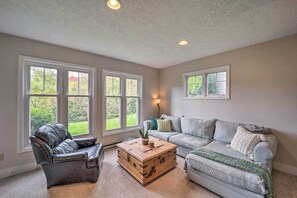 Living Room | Fireplace | Smart TV | Books