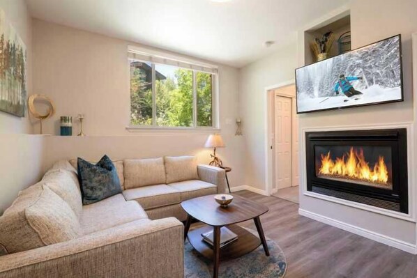 Living Room | 50" TV | Fireplace