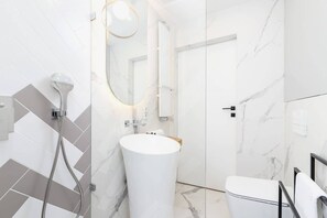 Bright, modern bathroom with stylish washbasin and large mirror.