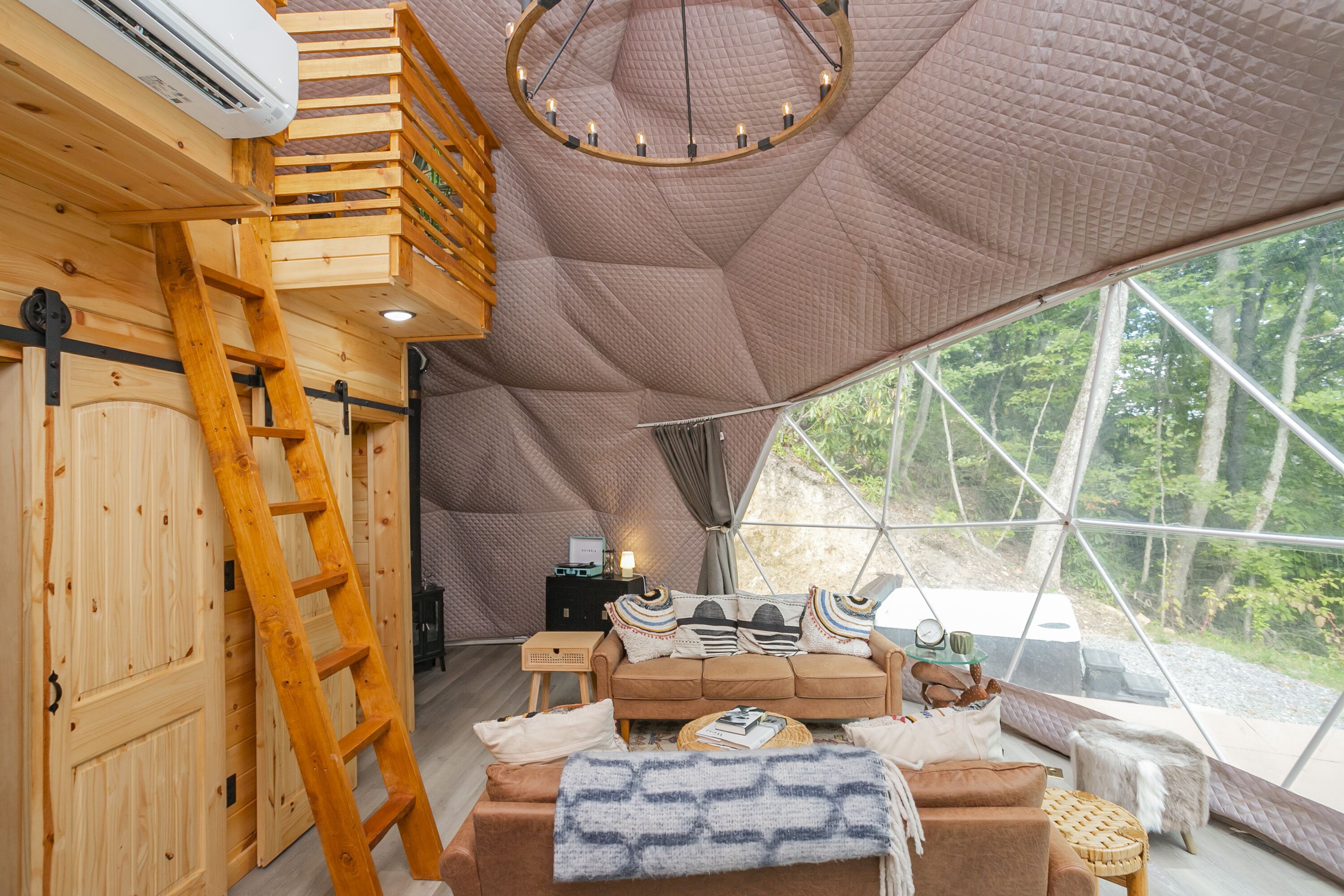 ➡️🛣️ Further up the Road Large Glamping Dome with Hot