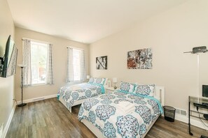 Studio Suite- two queen beds, high ceilings, ROKU TV