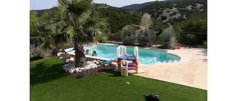 Piscine dans notre jardin et réservée uniquement à la baignade. Chien sur place