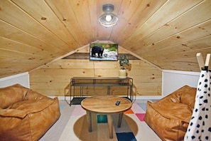 Ellijay Cabin: Cozy Sitting area in the Loft