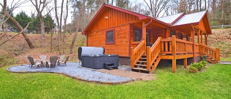 Ellijay Cabin: The Hot Tub and Firepit are Calling