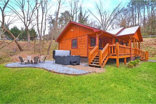 Ellijay Cabin: The Hot Tub and Firepit are Calling