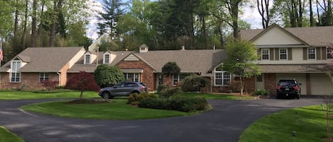 Park-like setting in leafy Bannockburn, Bethesda