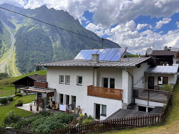 Wolke, Pflanze, Himmel, Gebäude, Eigentum, Fenster, Berg, Haus, Vegetation, Grundstueck