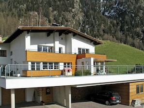 Bâtiment, Fenêtre, Plante, Véhicule, Roue, Maison, Bois, Arbre, Voiture